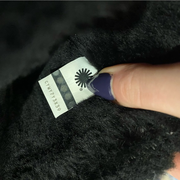 UGG Classic Short II Sherpa Cuff Boots - Women’s - Picture 7 of 9